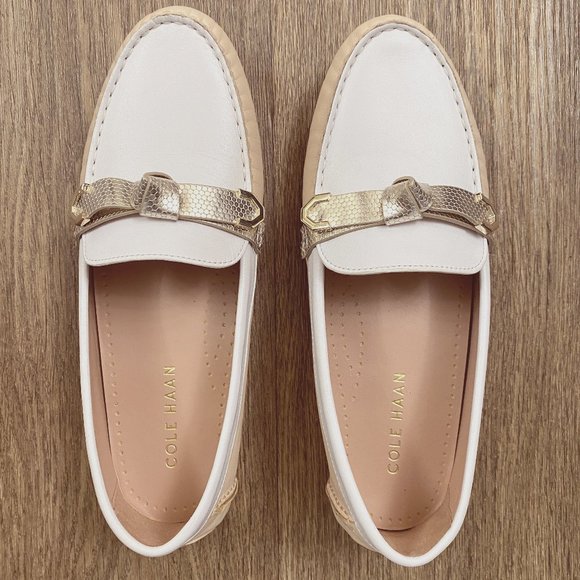 Cole Haan Women's Evelyn Driver. White/natural with gold bow. Size 7.5 - Picture 2 of 3
